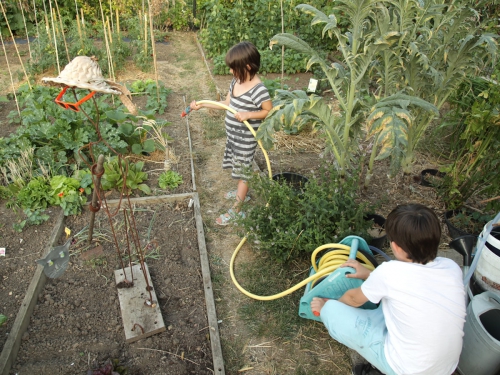 des enfants jardinent à l'école