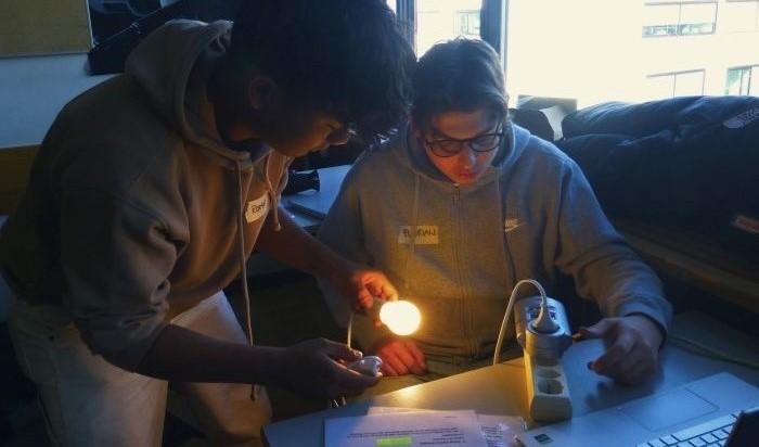 Lernende beim Experimentieren in EnergieABU